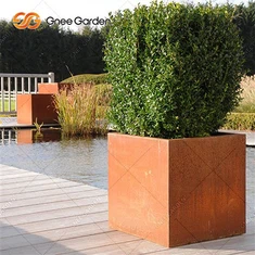 Blomkruka i Cortenstål av hög kvalitet